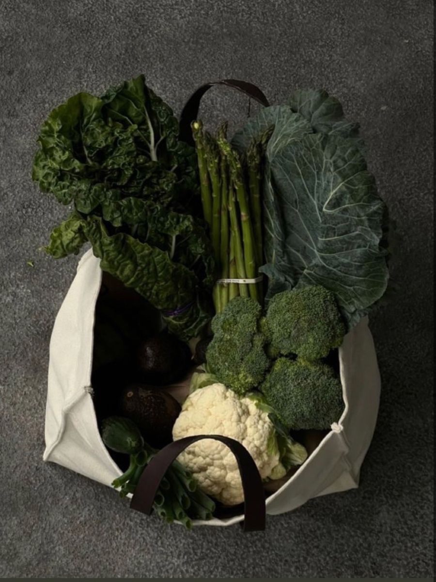 Stoffbeutel mit Wirsing, Spargel, Brokkoli, Blumenkohl und Avocado